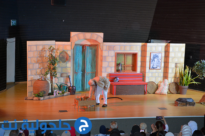 عرض مسرحية ثوب ستي بتنظيم أكاديمية دوزان بالمركز الجماهيري في جلجولية